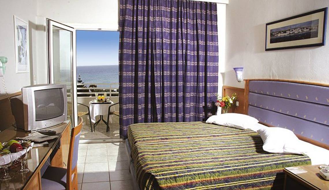 Zimmer im Atlantis Beach Hotel auf Kos mit Blick auf das Meer von der Terrasse.