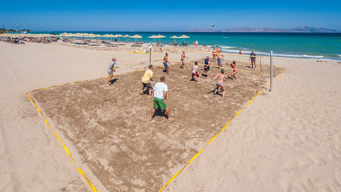 Volleyballspiel auf dem Strand des Horizon Beach Resorts an einem sonnigen Tag.