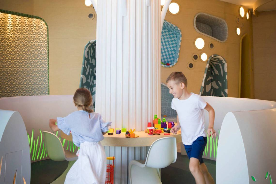 Kinder spielen in einem runden Bereich des Jumeirah at Saadiyat Island Resorts