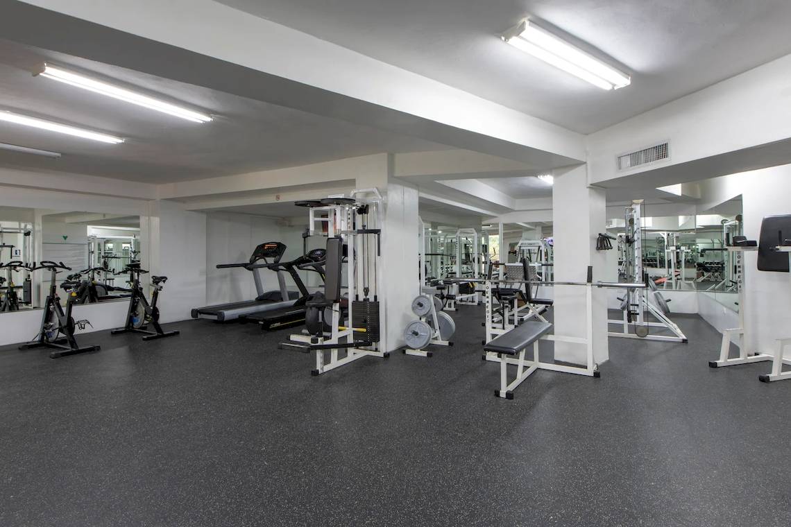 Fitnesscenter im Viva Wyndham V Heavens Hotel mit verschiedenen Trainingsgeräten.
