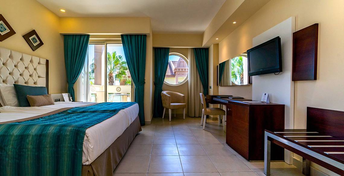 Hotelzimmer im Kamelya Aishen K Club mit Bett, Schreibtisch, Fernseher und Balkon