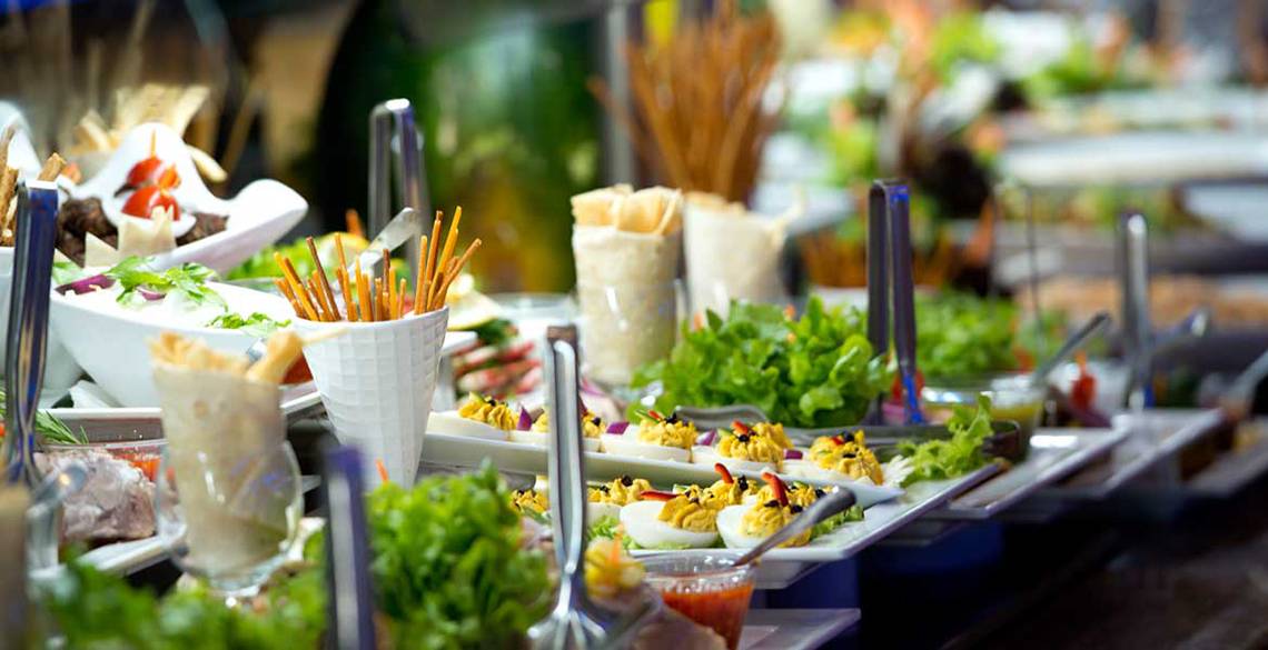 Ein Buffet mit verschiedenen Gerichten im Kamelya Aishen K Club Hotel.