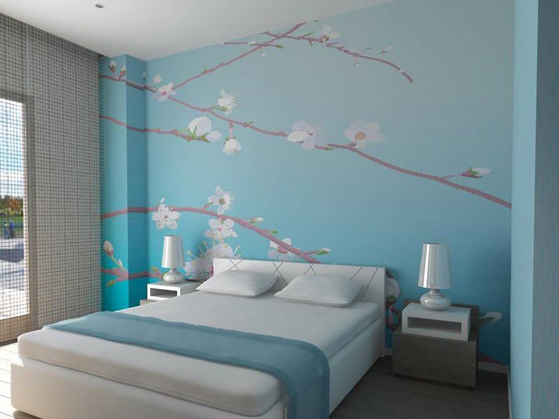 Schlafzimmer im Nestor Hotel mit blauer Wand und Kirschblütenmuster.