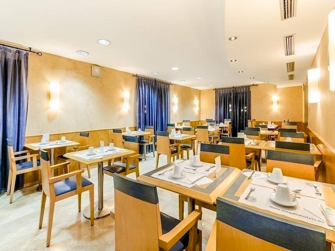 Frühstücksraum im Del Mar - Barcelona Hotel mit gedeckten Tischen und Stühlen
