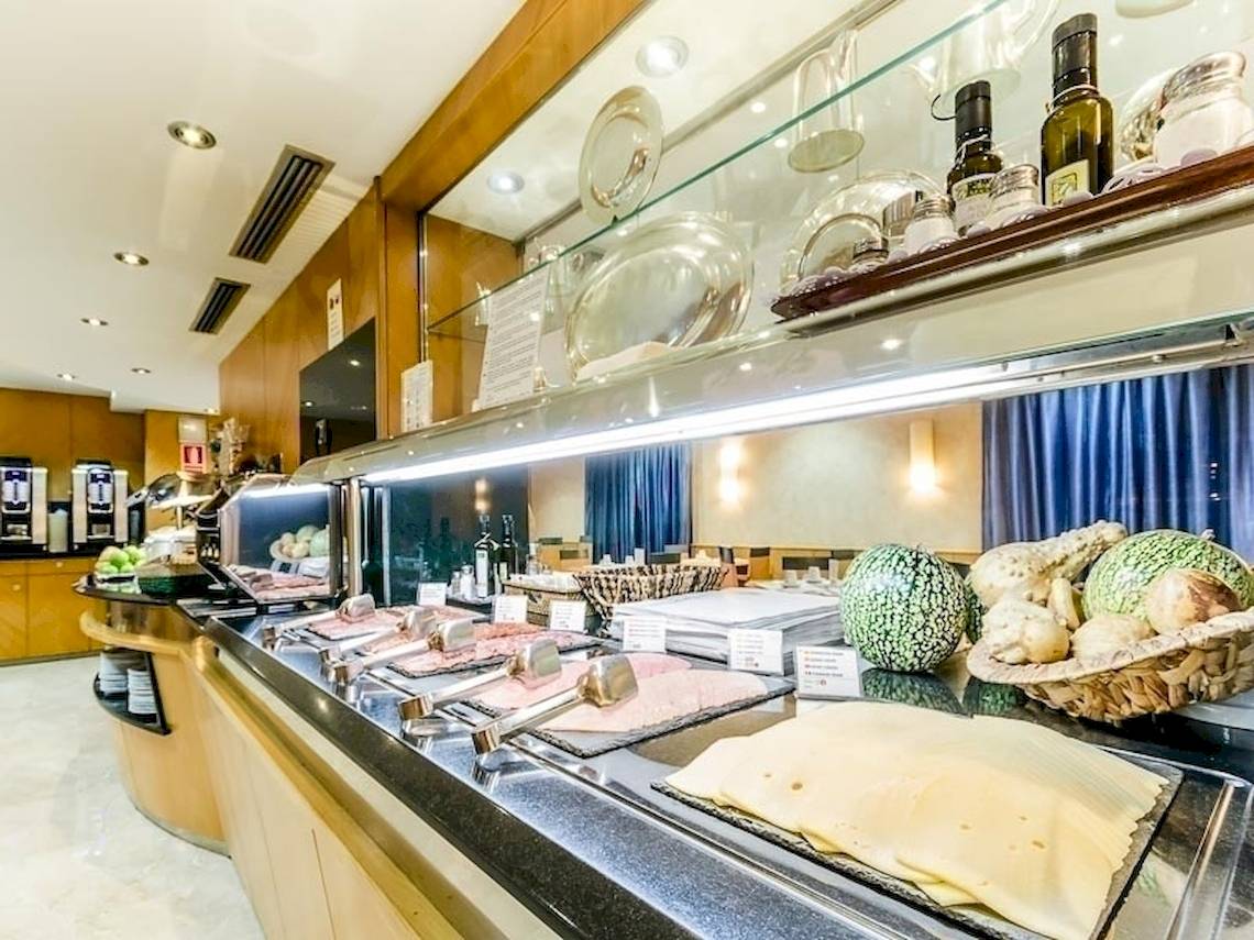 Frühstücksbuffet im Del Mar Hotel in Barcelona mit verschiedenen Gerichten und Getränken.