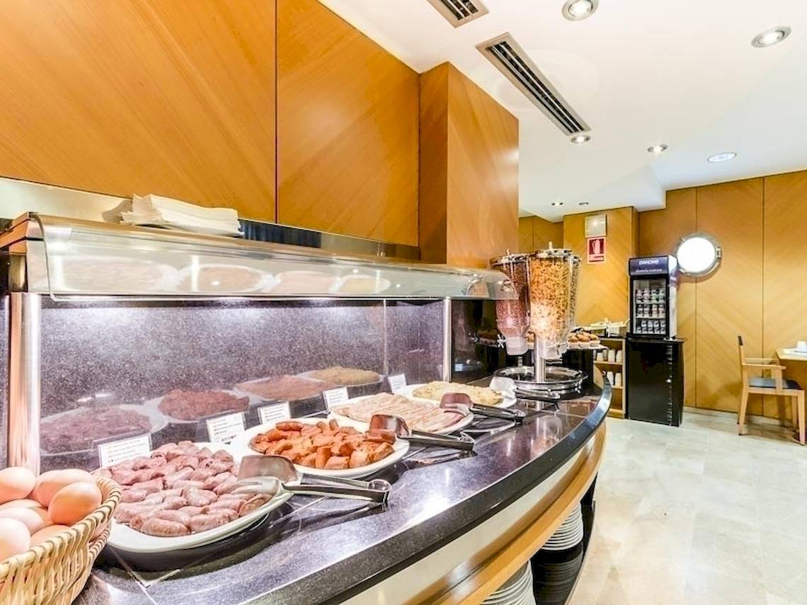 Frühstücksbuffet im Del Mar - Barcelona Hotel mit verschiedenen Speisen und Eiern.