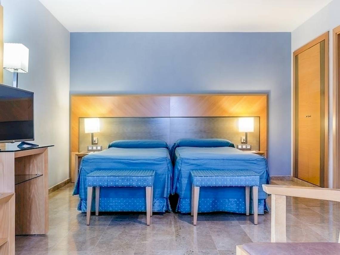 Hotelzimmer im Del Mar Barcelona mit zwei Betten, Nachttischen und Lampen