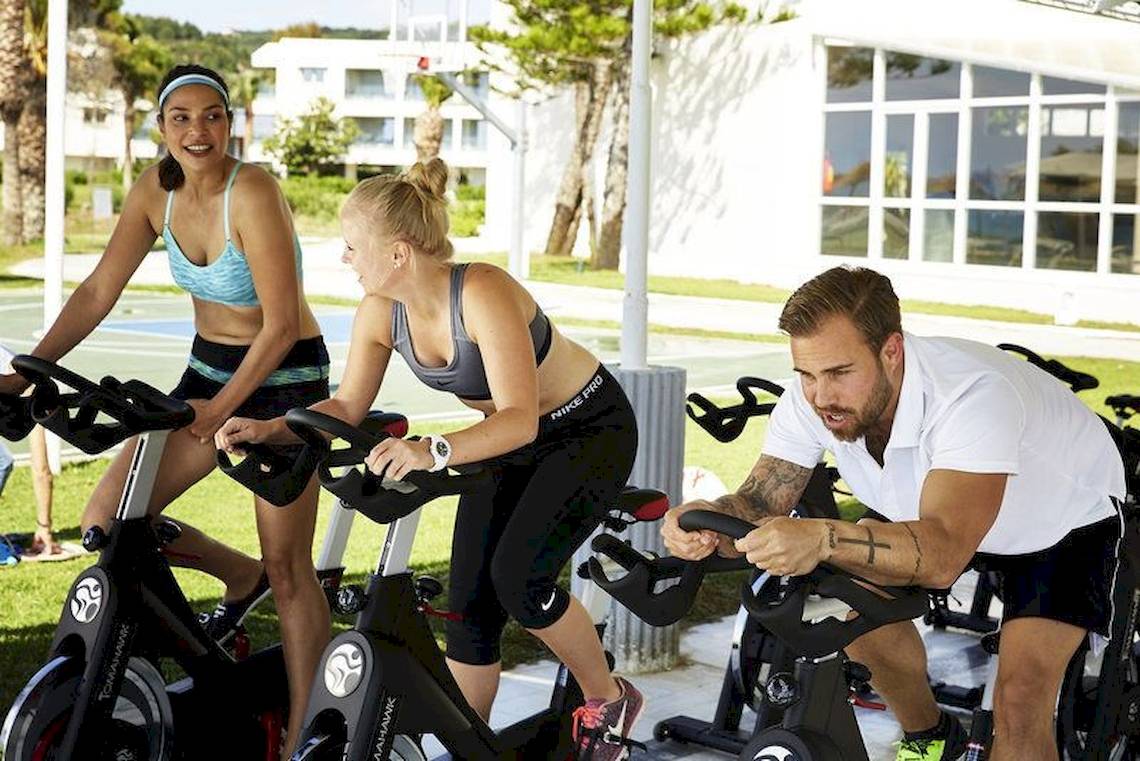 Spin-Kurs im Freien im Robinson Kyllini Beach Hotel mit Teilnehmern und Trainer
