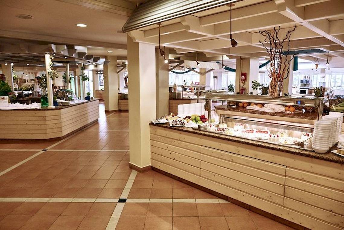 Speisesaal des Robinson Kyllini Beach Hotels mit Buffet und Tischen.