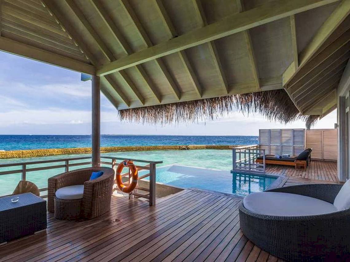 Terrasse des Amaya Kuda Rah Hotels mit Blick auf das Meer und moderne Möbeln.