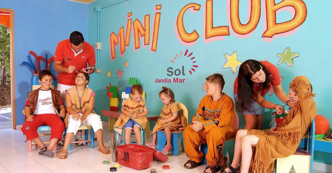 Gruppe von Kindern im Sol Fuerteventura Jandia Mini Club, die Gesichter bemalt bekommen