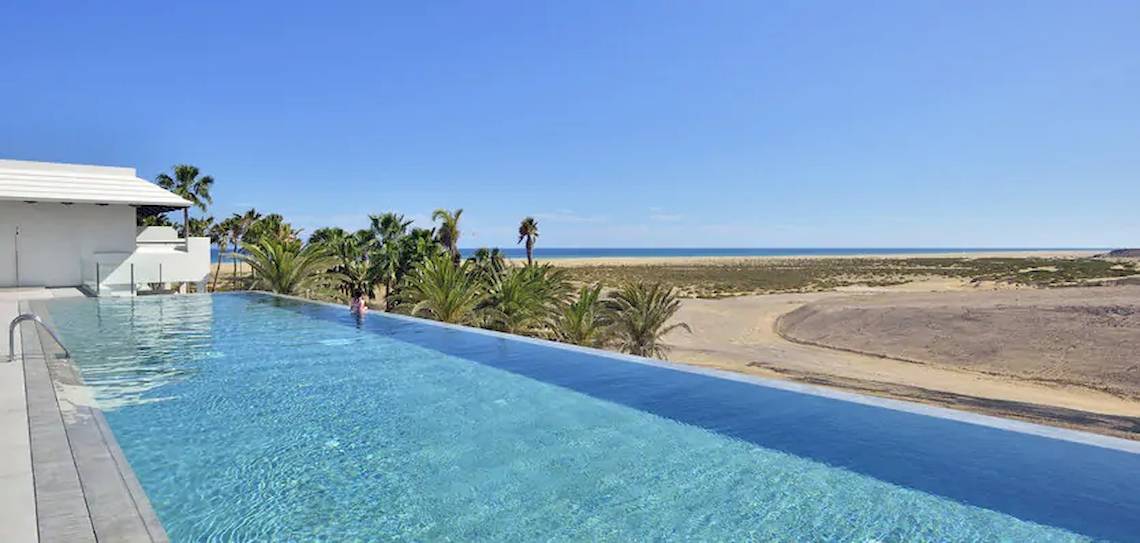 Außenpool des Sol Fuerteventura Jandia Hotels mit Blick auf den Strand und die Dünen.