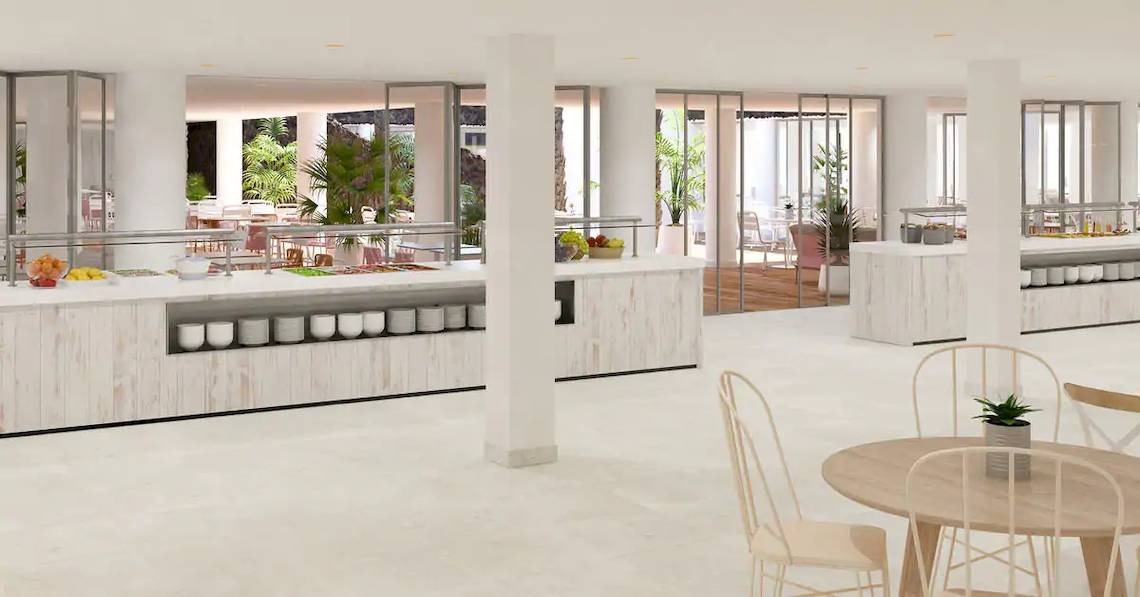 Innenansicht des Restaurants im Sol Fuerteventura Jandia Hotel mit hellen Wänden und modernen Möbeln.