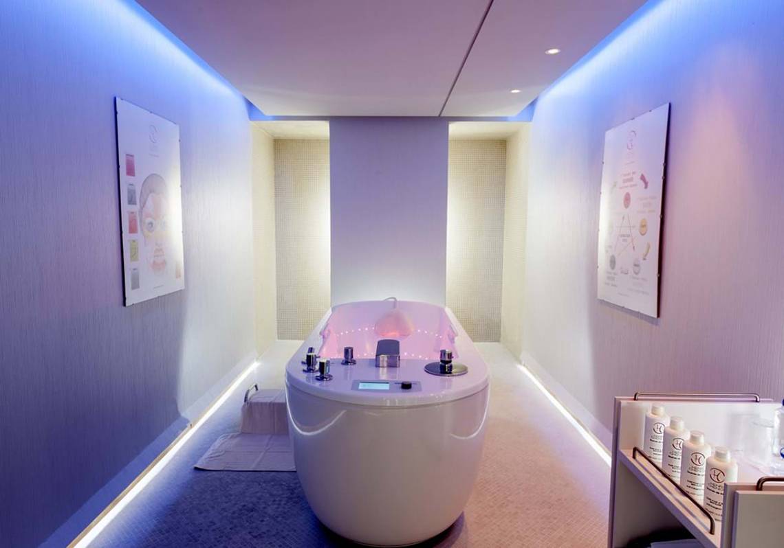 Spa-Badewanne im Elounda Beach Hotel & Villas mit blauer Beleuchtung.