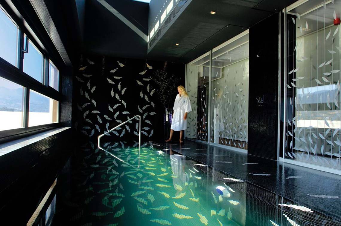 Frau im Bademantel am Innenpool des Elounda Beach Hotel & Villas