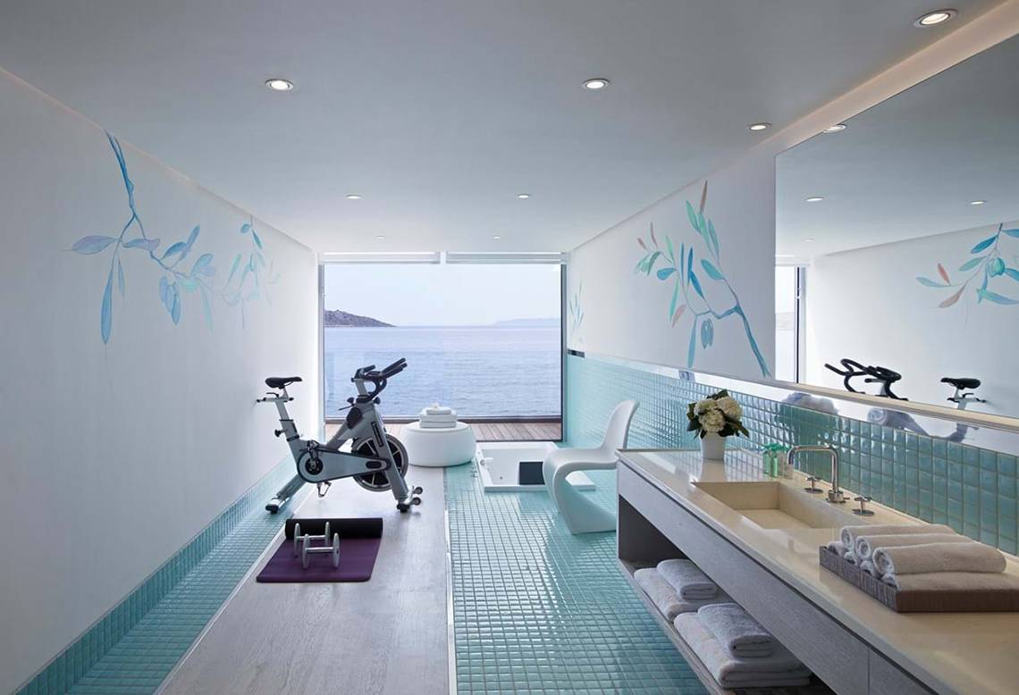 Badezimmer des Elounda Beach Hotel & Villas mit Blick auf das Meer.