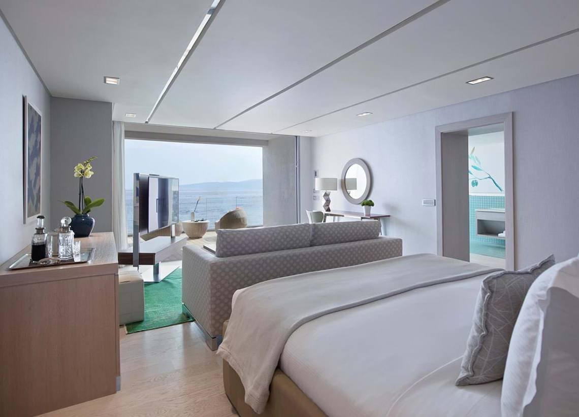 Innenansicht der Suite im Elounda Beach Hotel & Villas mit Blick auf das Meer.