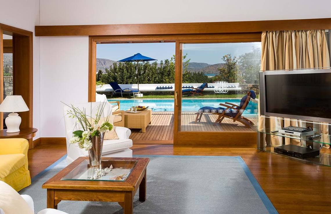 Wohnzimmer mit Poolblick im Elounda Beach Hotel & Villas.