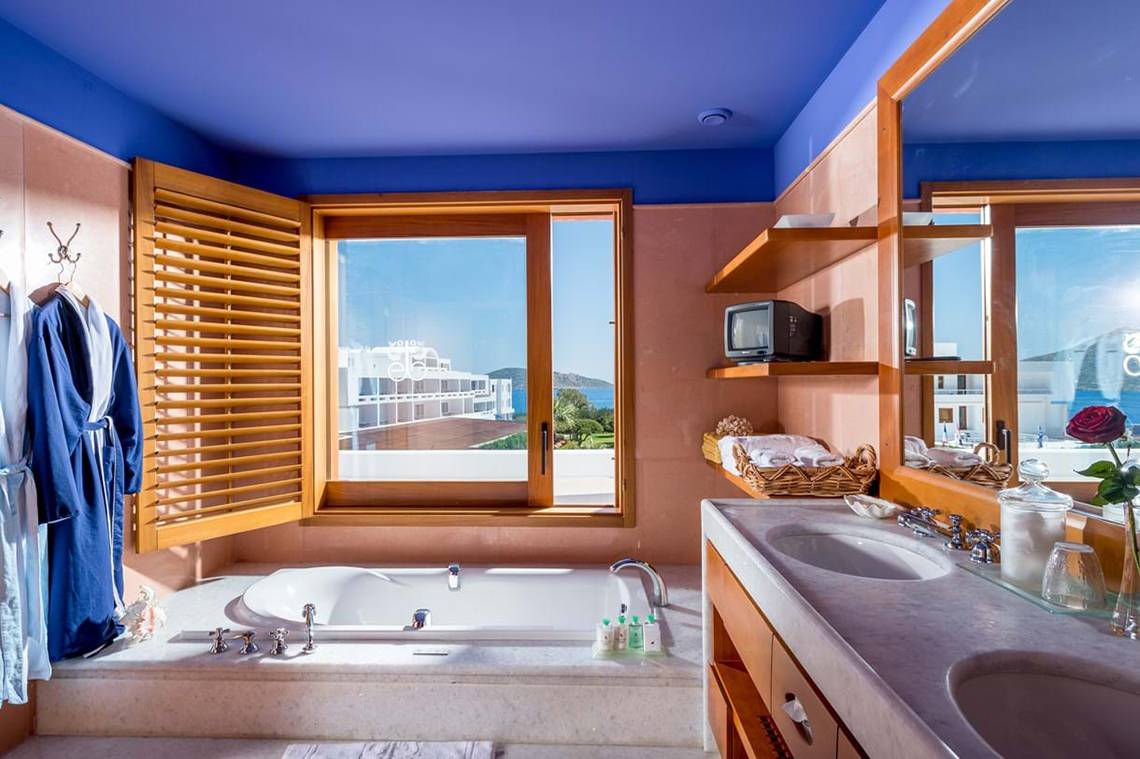 Badezimmer im Elounda Beach Hotel & Villas mit Badewanne und Meerblick
