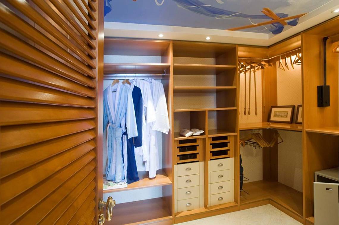 Kleiderschrank im Elounda Beach Hotel & Villas mit vielen Regalen und Kleiderbügeln
