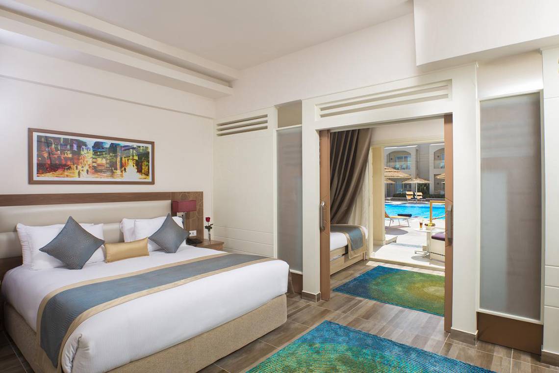 Doppelzimmer im Pickalbatros Aqua Blu Resort mit Blick auf den Pool in Sharm El Sheikh