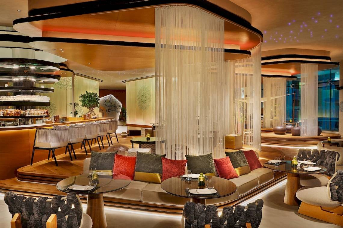 Innenbereich des W Muscat Hotels mit modernem Design, großen Fenstern und luxuriösem Ambiente.