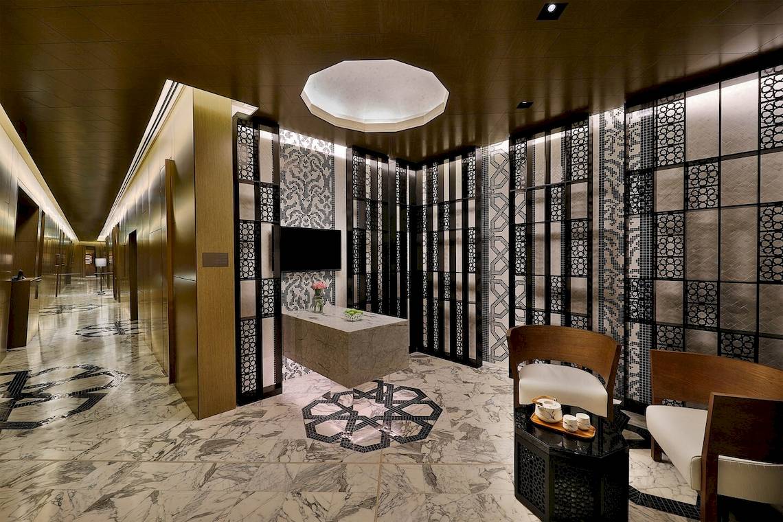 Innenansicht der Lobby des W Muscat Hotels mit Marmorboden und modernen Möbeln.