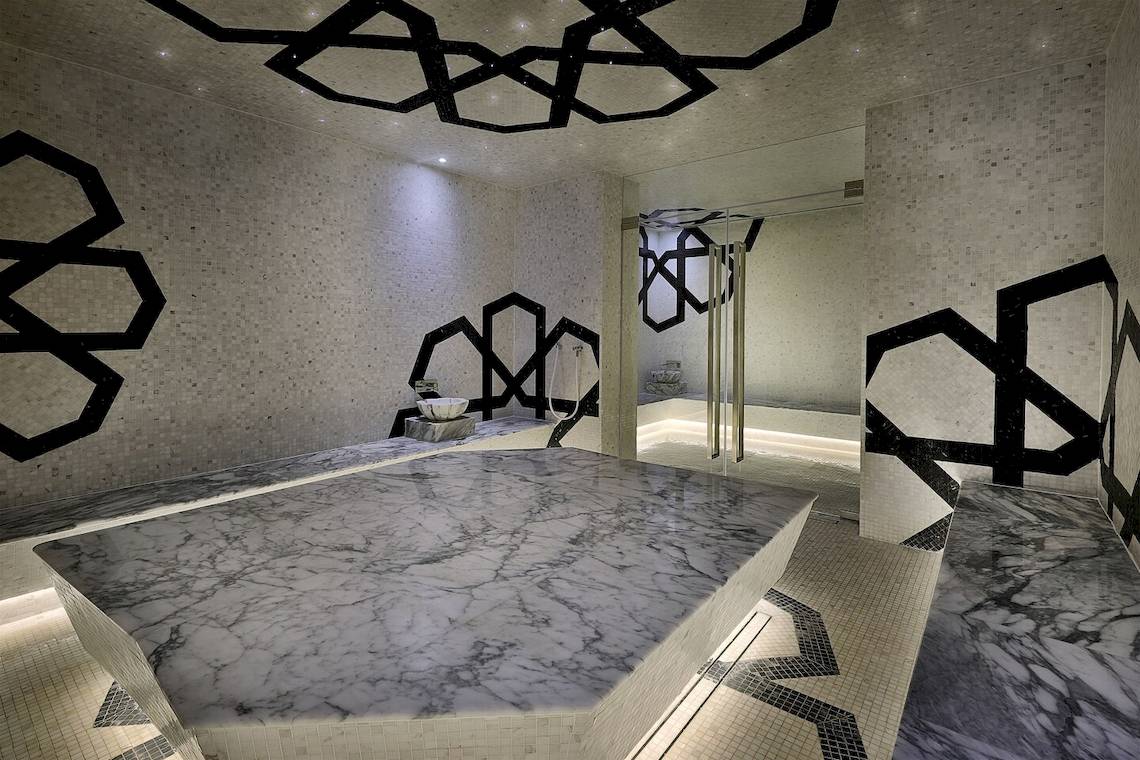 W Muscat Hotel Innenraumdesign mit Marmor und schwarzen geometrischen Mustern.