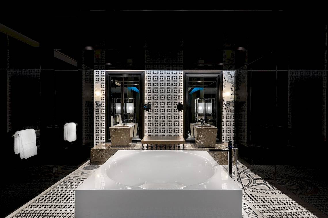 Badezimmer im W Muscat Hotel mit runden Waschbecken und Badewanne