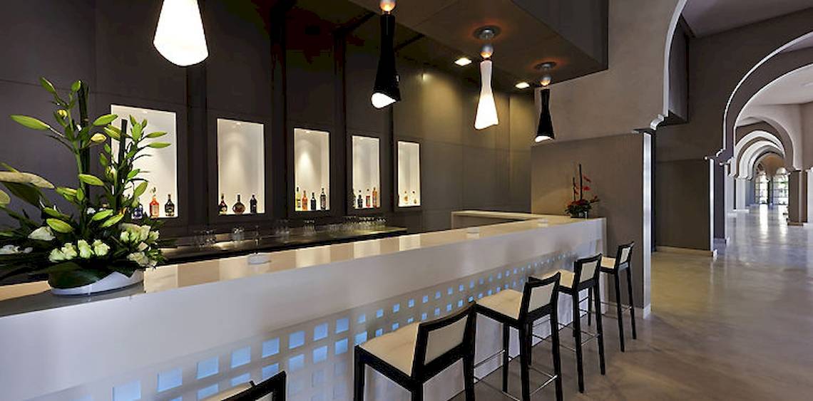Empfangsbereich des Barcelo Palmeraie Hotels mit moderner Gestaltung und weißen Möbeln.