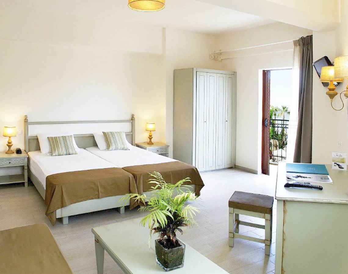 Zweibettzimmer im Almyrida Beach Hotel mit Blick auf einen Balkon und Meer