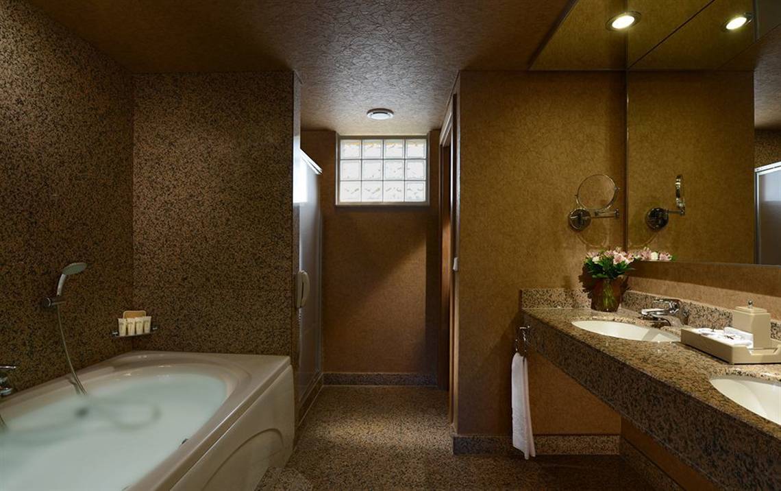 Ein Badezimmer mit einer Badewanne und zwei Waschbecken nebeneinander.