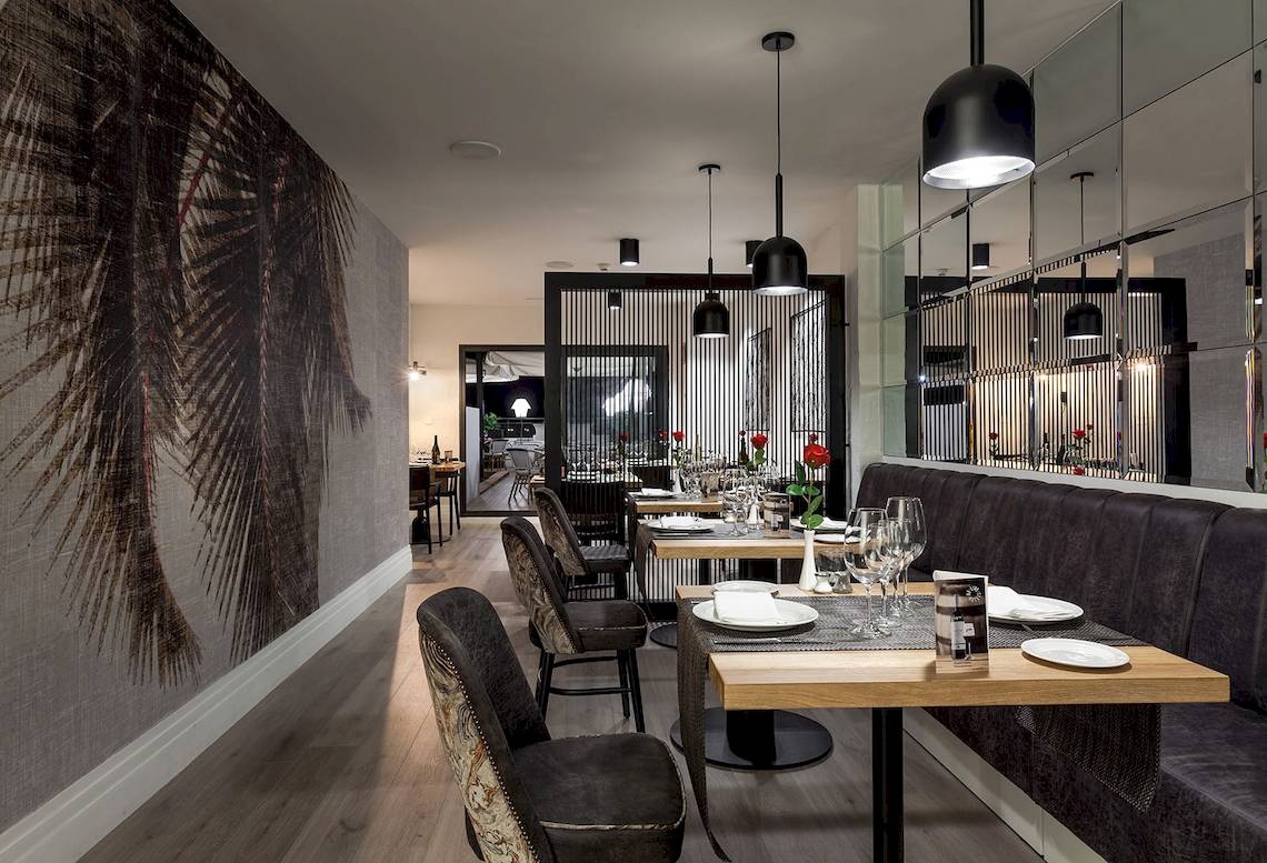 Innenansicht des Restaurants im Be Live Experience Lanzarote Beach Hotel mit gemusterten Wänden und modernen Möbeln.