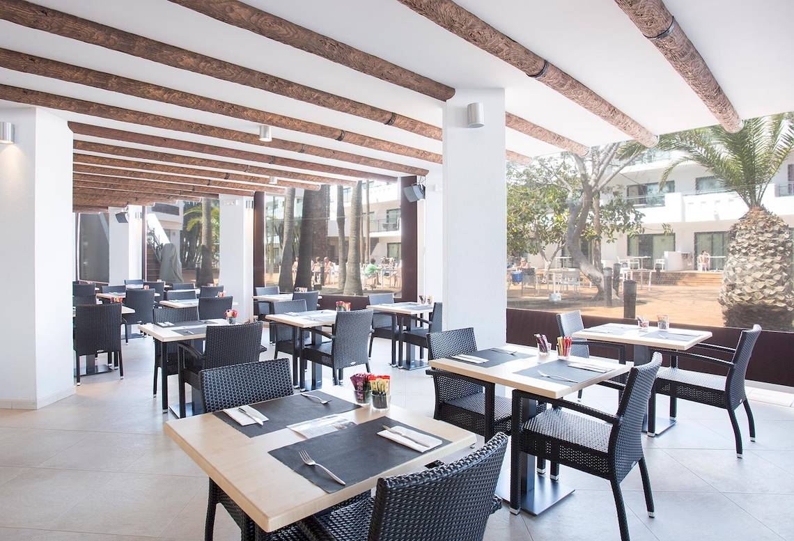Innenansicht des Restaurants im Be Live Experience Lanzarote Beach Hotel mit Tischen und Stühlen.