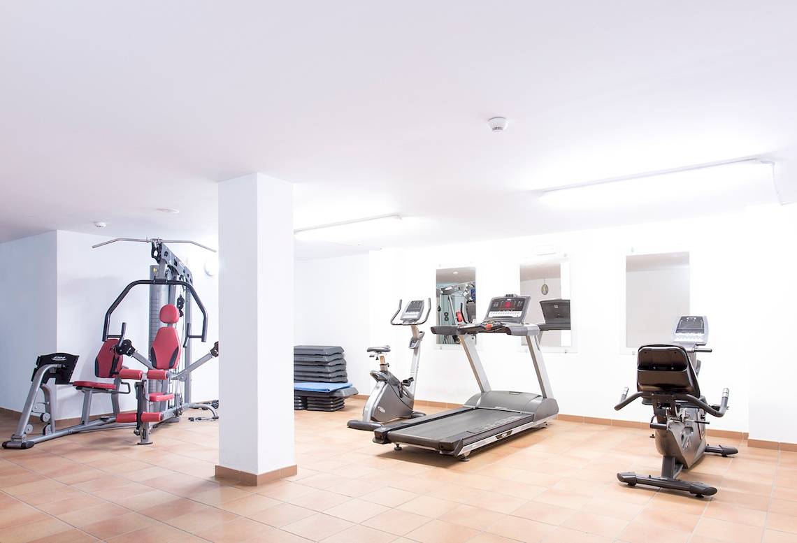 Fitnessraum im Be Live Experience Lanzarote Beach Hotel mit verschiedenen Geräten.
