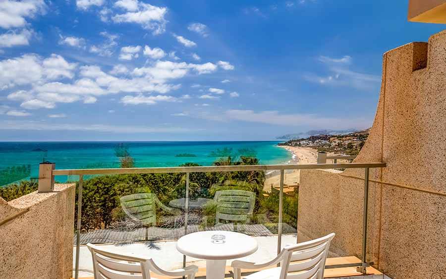 Blick vom Balkon des SBH Taro Beach Hotels auf das Meer und die Küste.