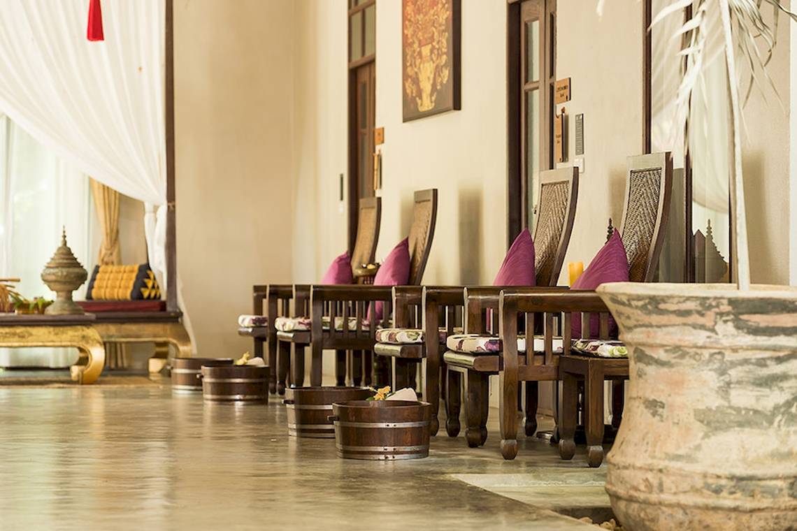 Massage-Raum im Khao Lak Laguna Resort mit braunen Stühlen und Kissen