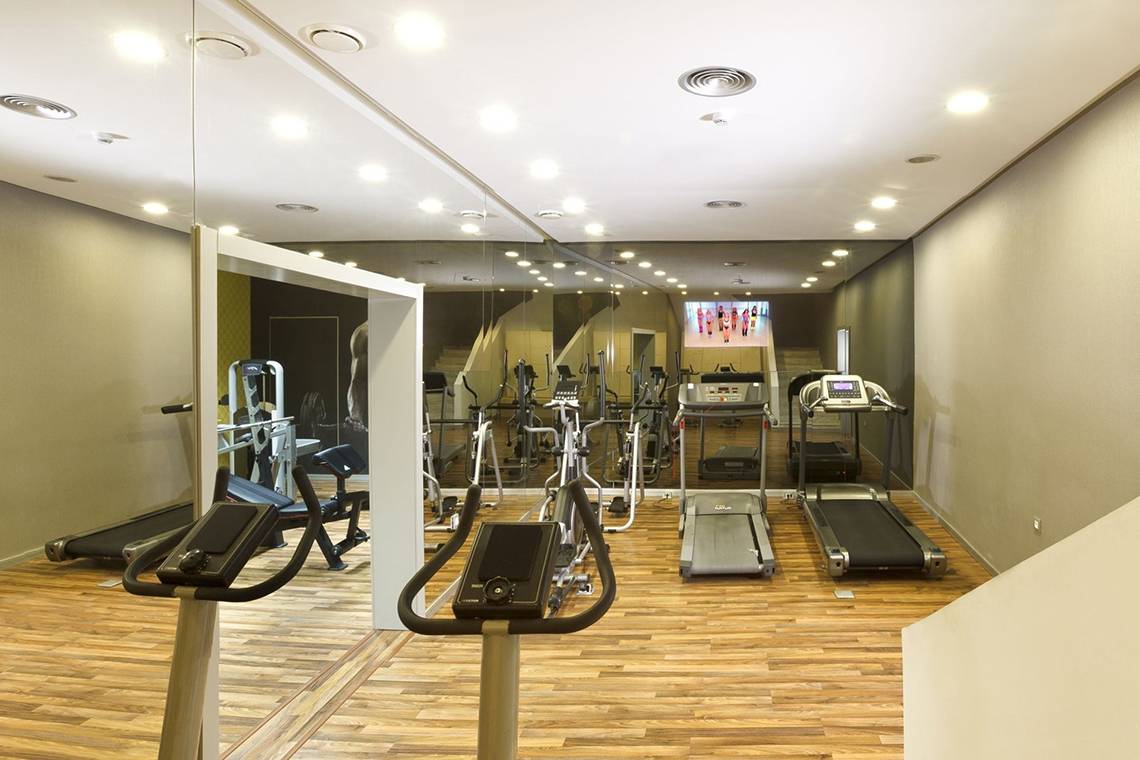 Fitnesscenter im Olympic Palace Resort mit Laufbändern und anderen Trainingsgeräten