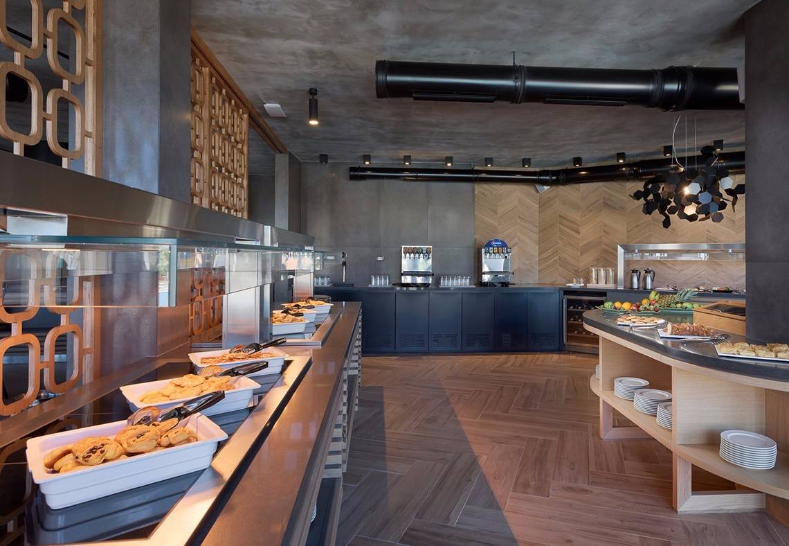 Buffetbereich im Olympic Palace Resort mit vielen Gerichten und Holzboden.