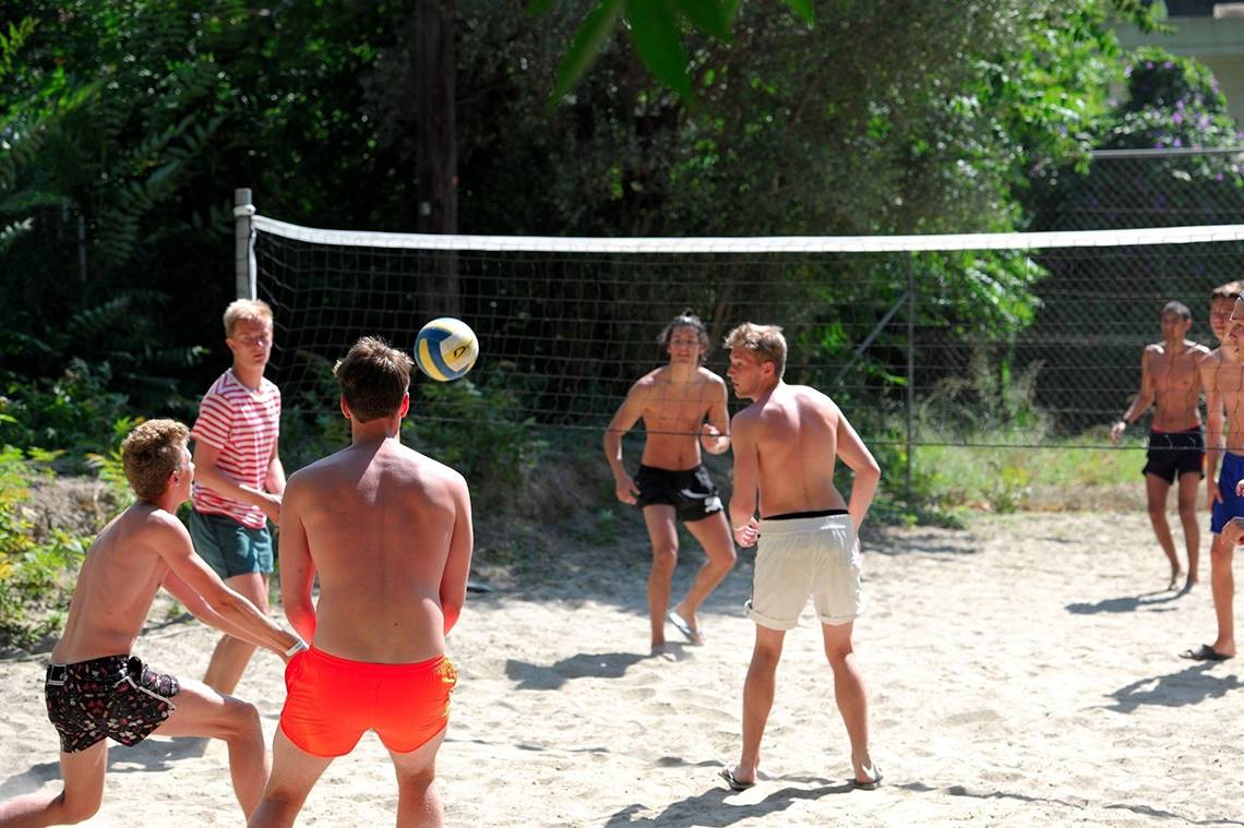 Volleyballspiel auf Sand mit mehreren Spielern am Olympic Palace Resort