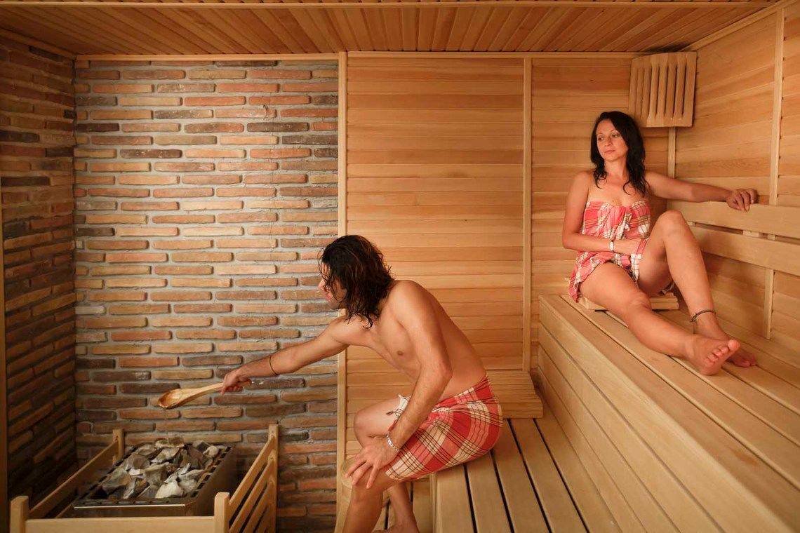 Ein Mann und eine Frau entspannen sich in der Sauna des Side Crown Palace Hotels.