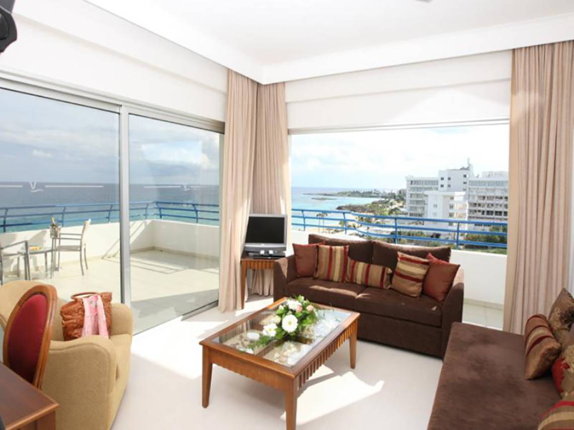 Aussicht vom Balkon des Vrissiana Beach Hotels mit Meer und Gebäuden