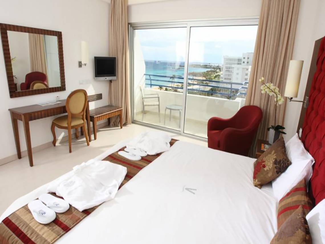 Hotelzimmer im Vrissiana Beach Hotel mit Meerblick und Balkon.