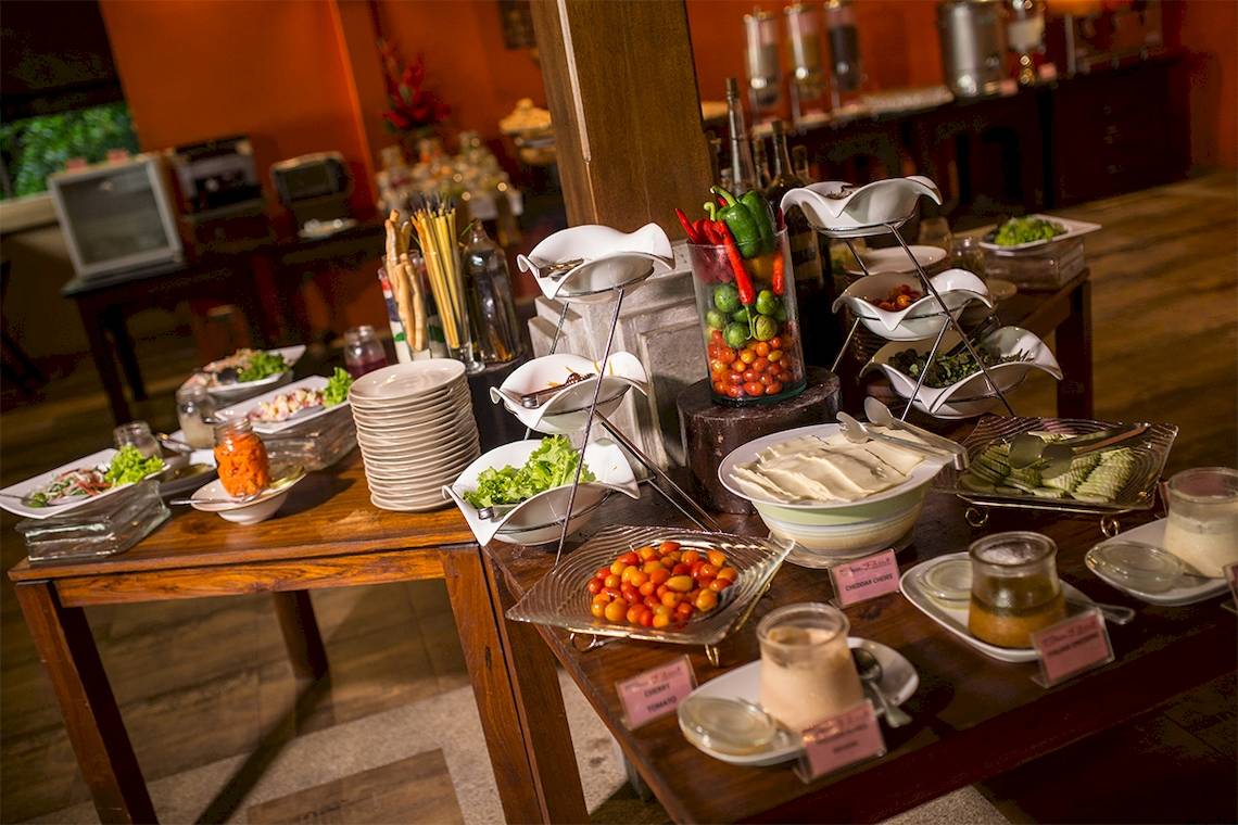Frühstücksbuffet im Fair House Beach Resort mit verschiedenen Salaten, Gemüse und Dressings.
