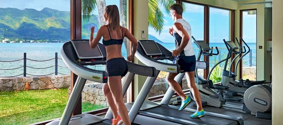 Fitnesscenter im Hilton Seychelles Northolme Resort & Spa mit Blick auf das Meer