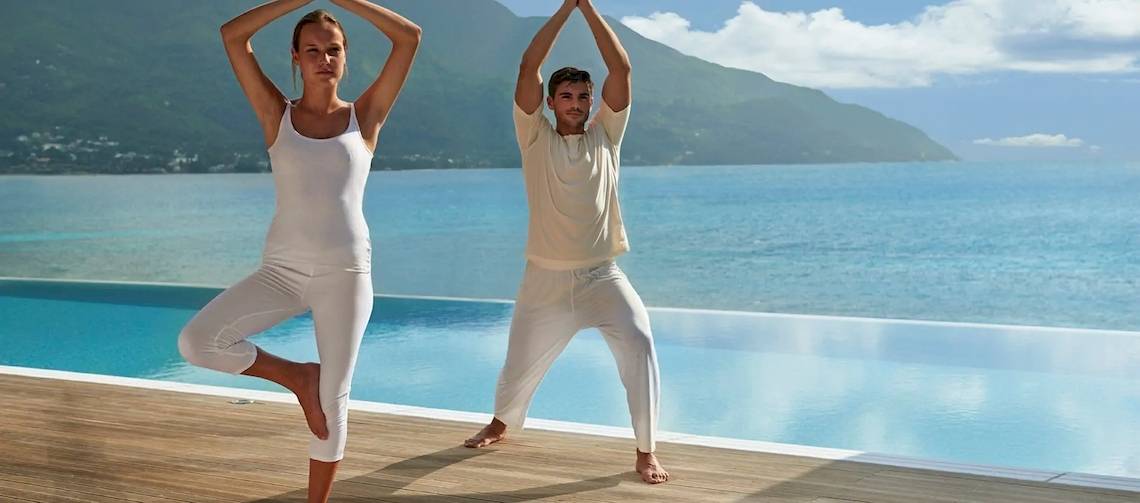 Yoga am Pool im Hilton Seychelles Northolme Resort & Spa