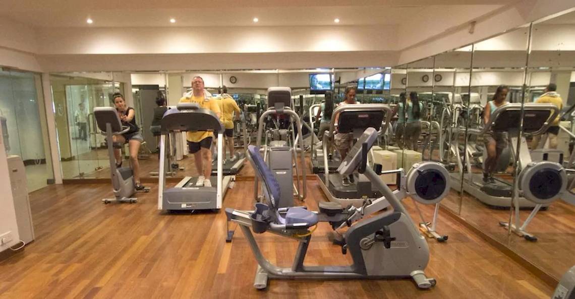Fitness Center im Occidental Eden Beruwala mit mehreren Personen auf Laufbändern.