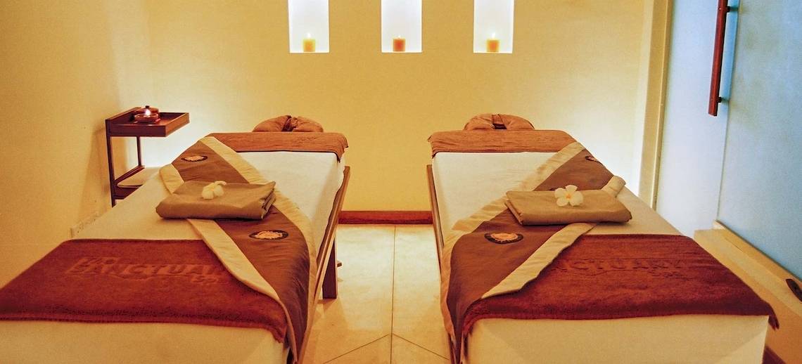Zwei Massageliegen im Spa-Bereich des Occidental Eden Beruwala Hotels.