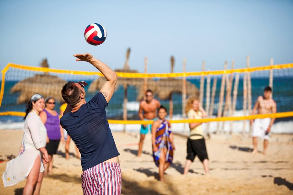 Ein Mann spielt Volleyball auf dem Strand von El Mouradi Hammamet.