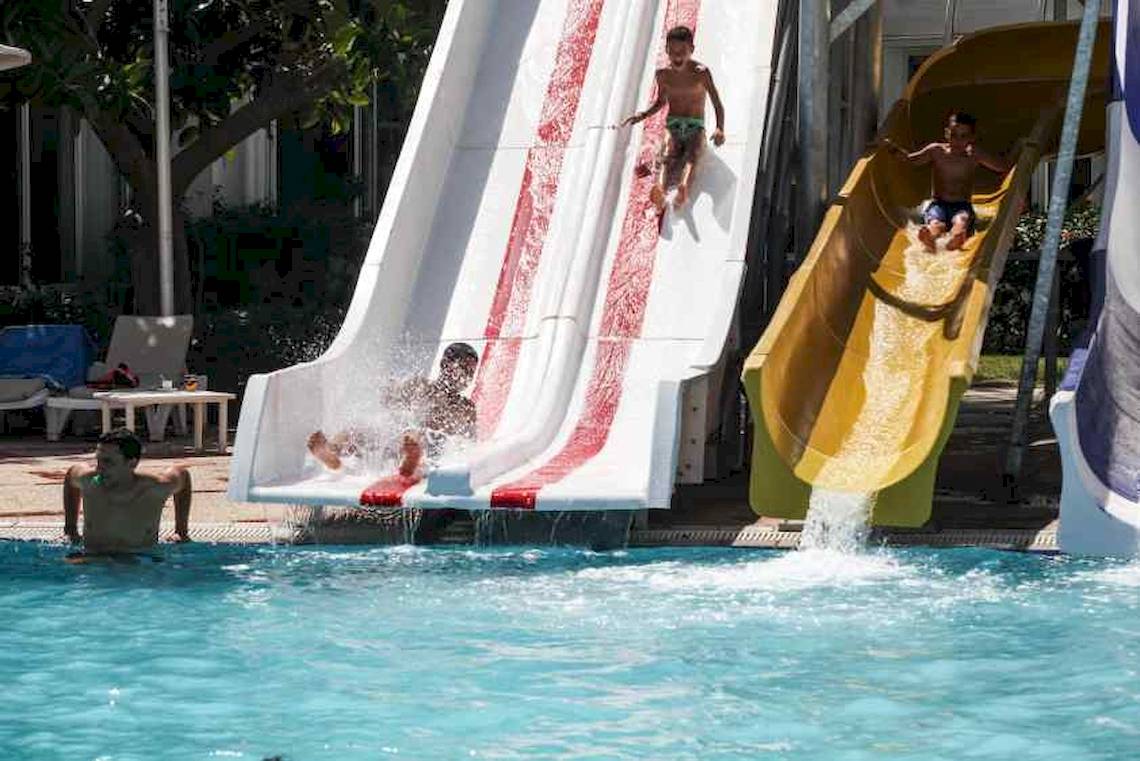 Kinder rutschen auf Wasserrutschen im El Mouradi Hammamet Hotel.